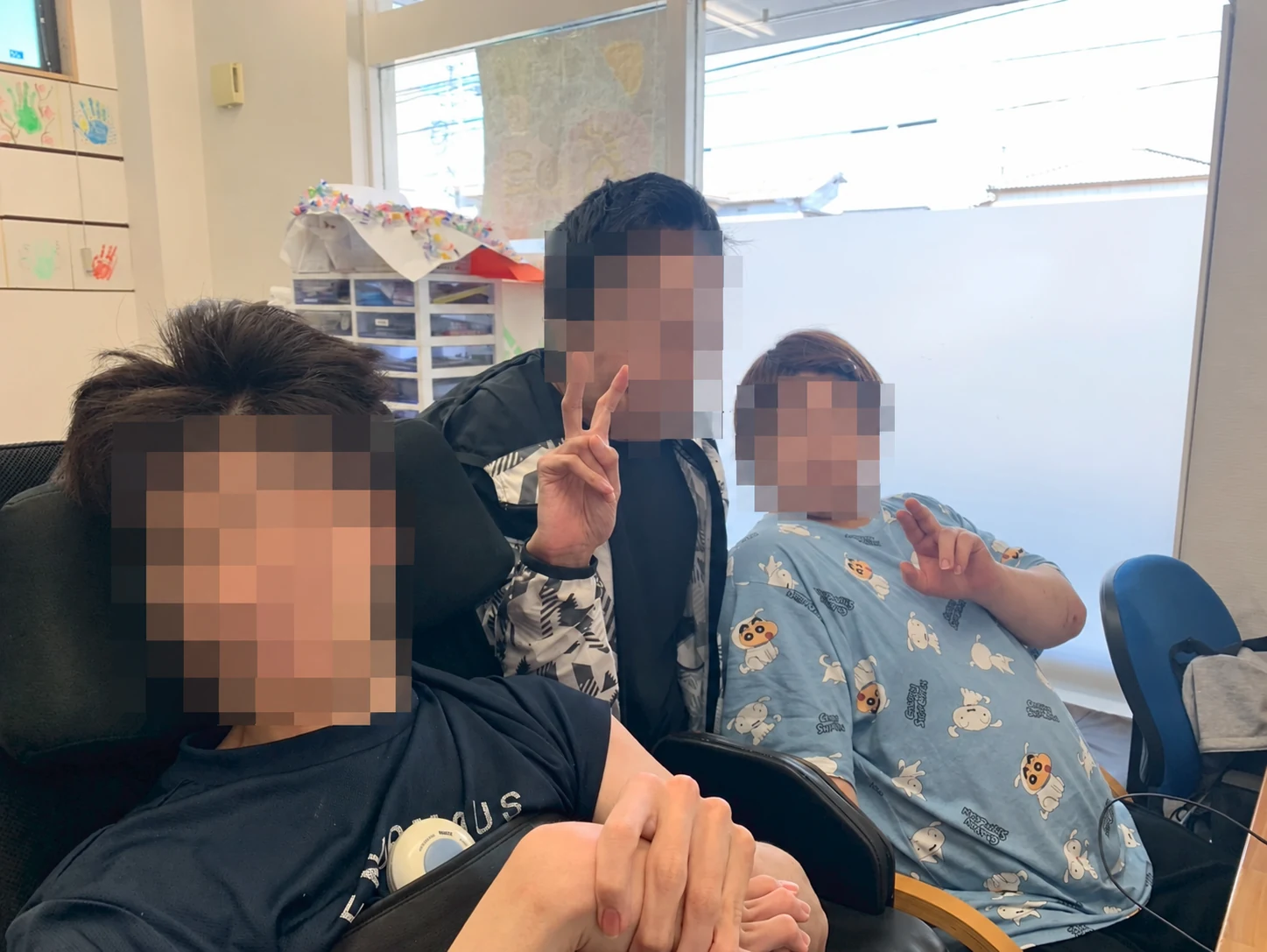 室内で笑顔を見せ、記念撮影を楽しむ利用者さんたち