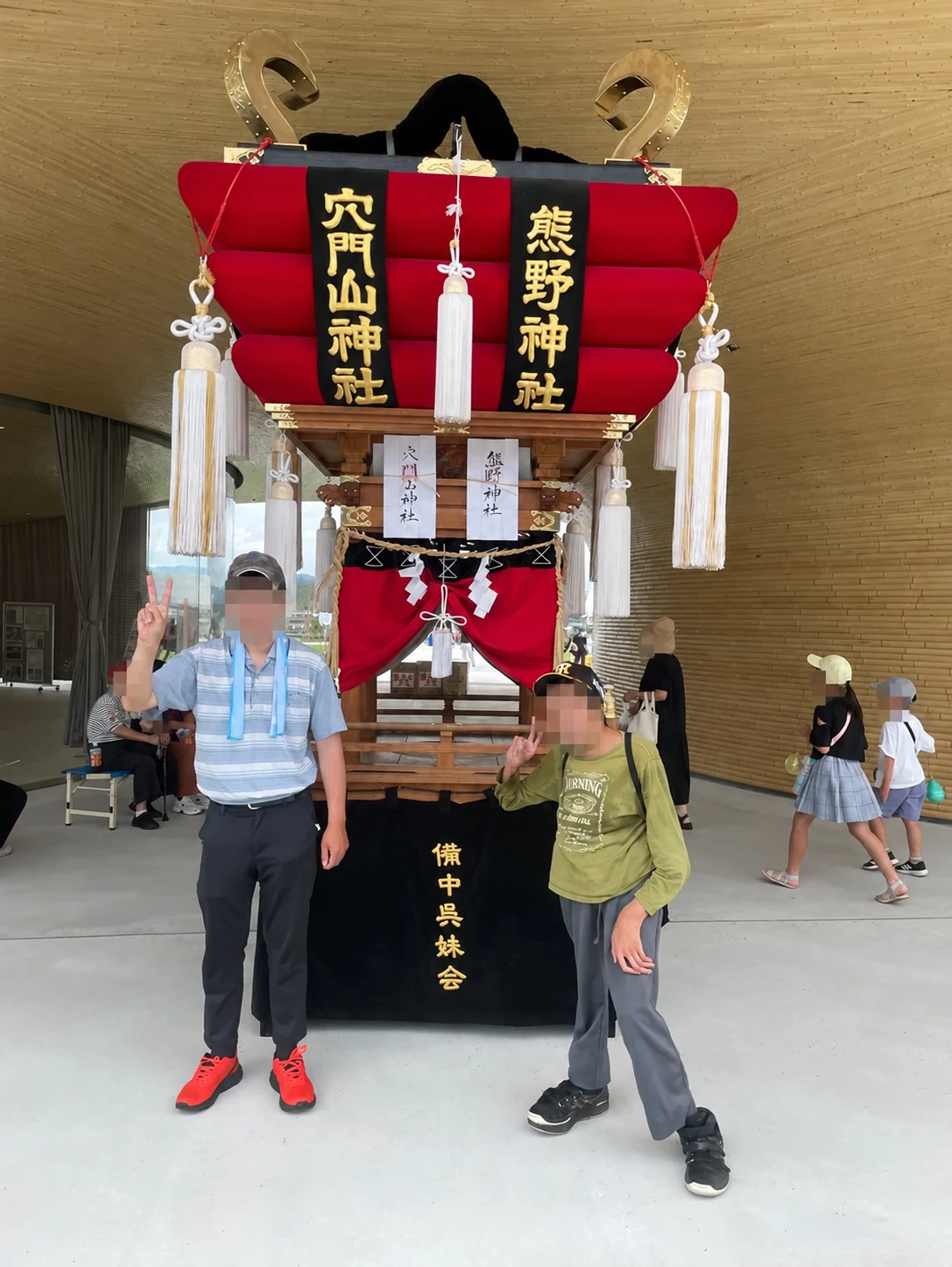 夏祭りの山車の前で