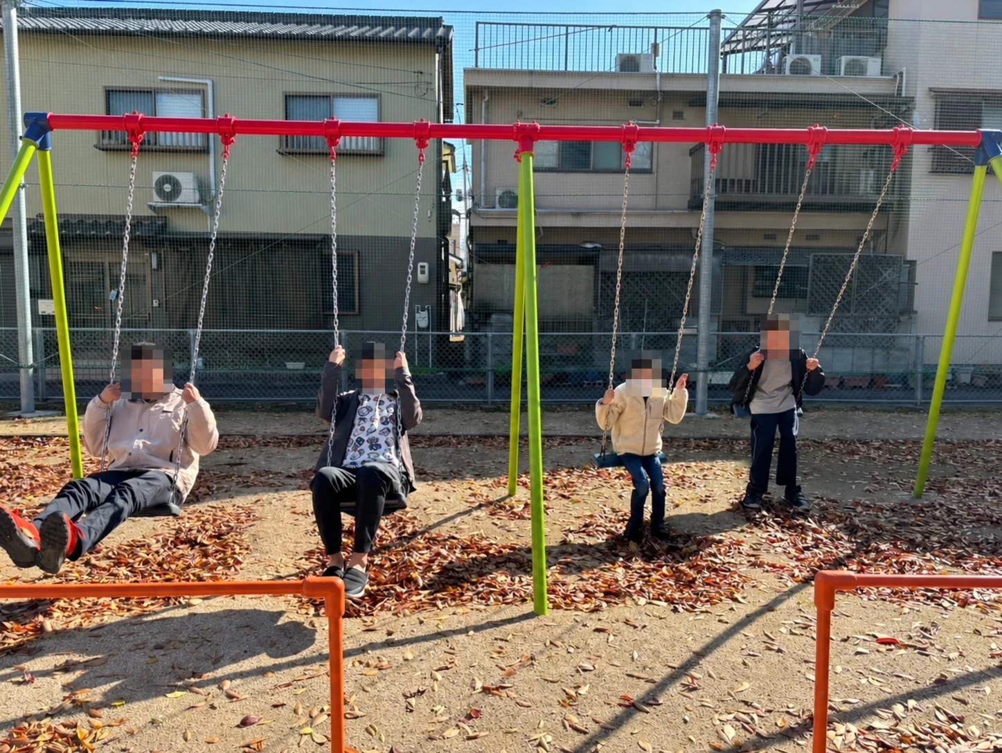落ち葉のある公園でブランコを楽しむかざぐるまの皆さん